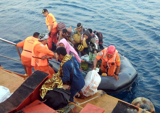 Endonezya'da 91 Kişinin Can Verdiği Depremde, Adadan Kaçmaya Çalışan Halkın İzdiham Görüntüleri Ortaya Çıktı Endonezya'da 91 Kişinin Can Verdiği Depremde, Adadan Kaçmaya Çalışan Halkın İzdiham Görüntüleri Ortaya Çıktı