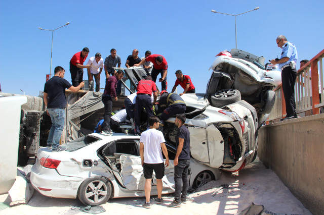 Freni Boşalan TIR, Diğer Araçları da Önüne Katarak Metrelerce İlerledi Freni Boşalan TIR, Diğer Araçları da Önüne Katarak Metrelerce İlerledi