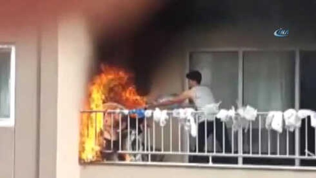 Kuşlar Gelmesin Diye Balkon Korkuluklarına Astığı Poşetlerin Alev Alması Paniğe Sebep Oldu!
