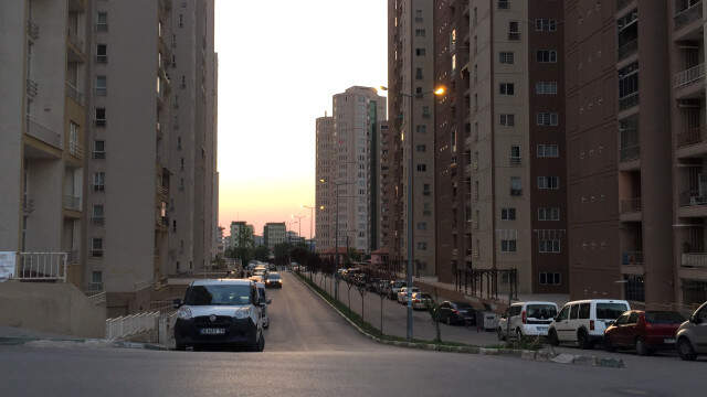 Kuşlar Gelmesin Diye Balkon Korkuluklarına Astığı Poşetlerin Alev Alması Paniğe Sebep Oldu! Kuşlar Gelmesin Diye Balkon Korkuluklarına Astığı Poşetlerin Alev Alması Paniğe Sebep Oldu!