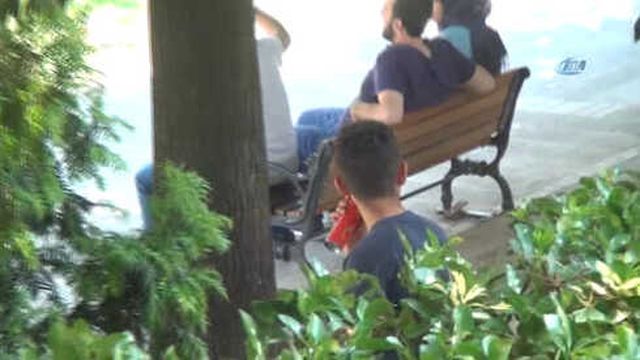 Taksim Gezi Parkı'nda Çakmak Gazı Çeken Genç Kendinden Geçti