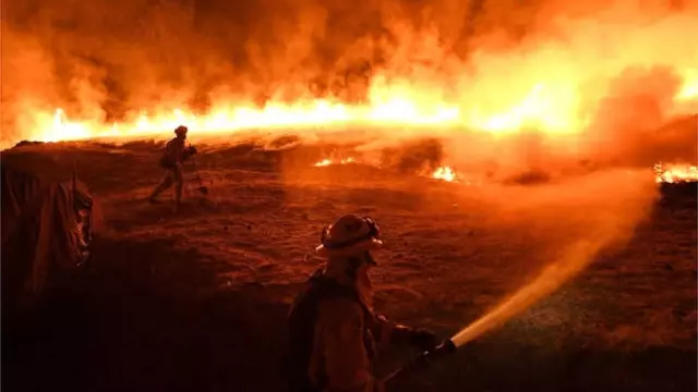 California Tarihinin En Büyük Yangınının Ay Sonundan Önce Söndürülmesi Beklenmiyor