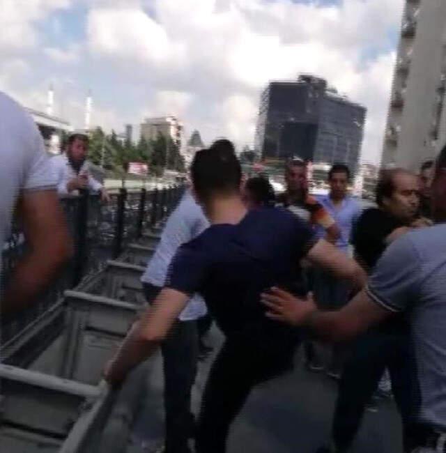 Esenyurt'ta Dehşet! Babası Tarafından Sokak Ortasında Dövülen Çocuk Beyin Kanaması Geçirmiş Esenyurt'ta Dehşet! Babası Tarafından Sokak Ortasında Dövülen Çocuk Beyin Kanaması Geçirmiş