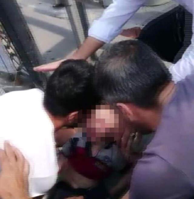 Esenyurt'ta Dehşet! Babası Tarafından Sokak Ortasında Dövülen Çocuk Beyin Kanaması Geçirmiş Esenyurt'ta Dehşet! Babası Tarafından Sokak Ortasında Dövülen Çocuk Beyin Kanaması Geçirmiş