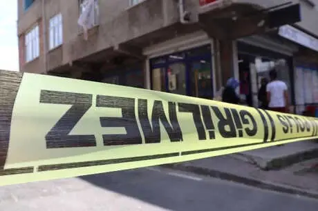 Gaziosmanpaşa'da Kanlı Soygun! Maskeli Saldırganlar Bakkal ve Mahalleliyi Yaralayıp Kaçtı