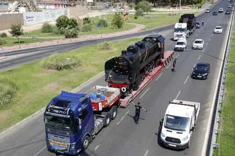 Tarihi Lokomotif, Demir Yolu Ağı Olmayan Antalya'ya TIR'la Getirildi