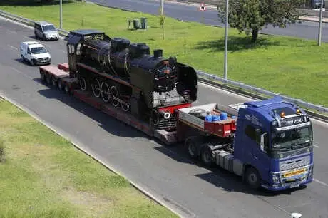 Tarihi Lokomotif, Demir Yolu Ağı Olmayan Antalya'ya TIR'la Getirildi