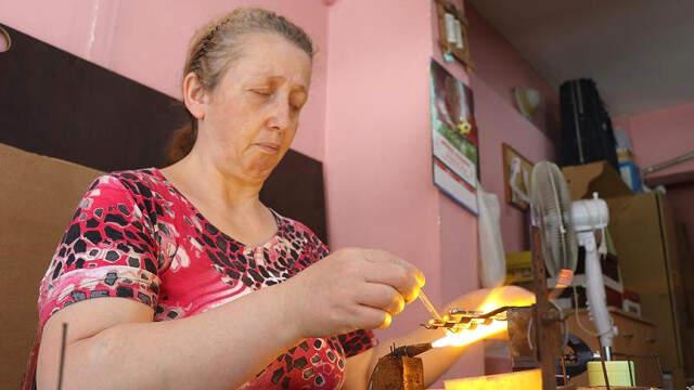 Yaklaşık 2 Ev Parası Harcadılar 5 Liraya Satıyorlar İthal Ettikleri Cam Çubukları İşleyen Karı-Kocaya Sipariş Yağıyor