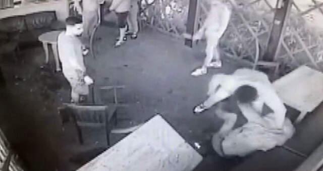 İngiltere'de İki Grup Arasında Çıkan Kavga, Kameralara Saniye Saniye Yansıdı!