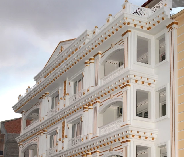Malatya'daki Altın Kaplamalı Apartman, Görenleri Hayrete Düşürüyor