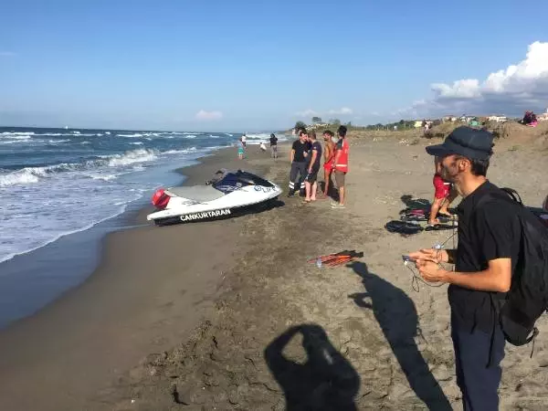 Boğulan Gence Kalp Masajı Yapılırken, Arkadaşları Birbirlerine Sarılıp Ağladı