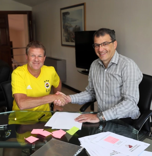 Fenerbahçe'de Yardımcı Antrenörlüğe Getirilen Erwin Koeman İmzayı Attı