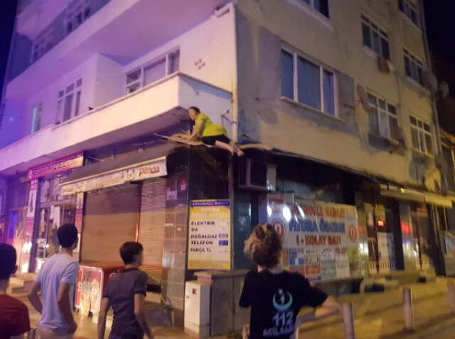 Görenler Gözlerine İnanamadı Gece Yarısı Balkondan Düşüp Tentenin Üzerinde Asılı Kalan Kadını Görenler Gözlerine İnanamadı!