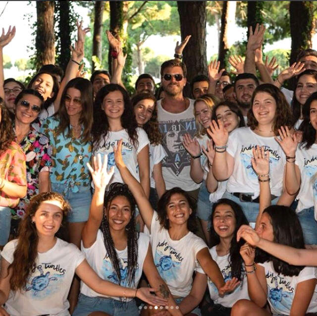 Kıvanç Tatlıtuğ, Eşi Başak Dizer ile Deniz Kaplumbağalarının İmdadına Yetişti