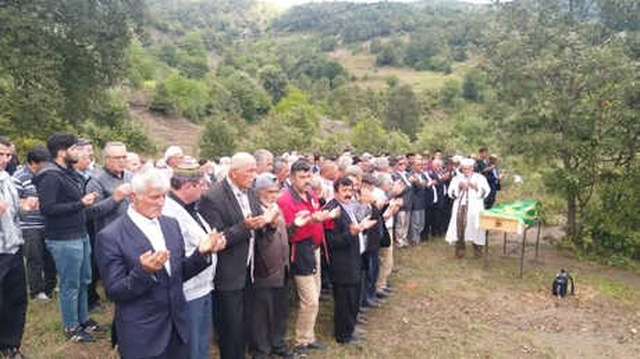 Yangında Ölen 3 Kişinin, Tek Tabutla Getirilen Kemikleri Ayrı Mezarlara Defnedildi