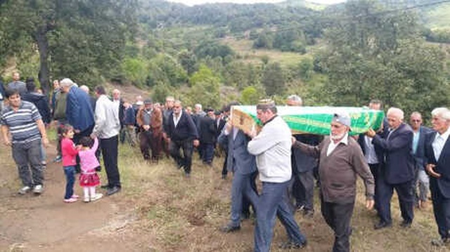Yangında Ölen 3 Kişinin, Tek Tabutla Getirilen Kemikleri Ayrı Mezarlara Defnedildi
