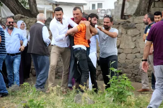 Çocuk Kavgasında Eline Taşı, Sopayı, Bıçağı Alan 100 Kişi Mahalleyi Savaş Alanına Çevirdi!