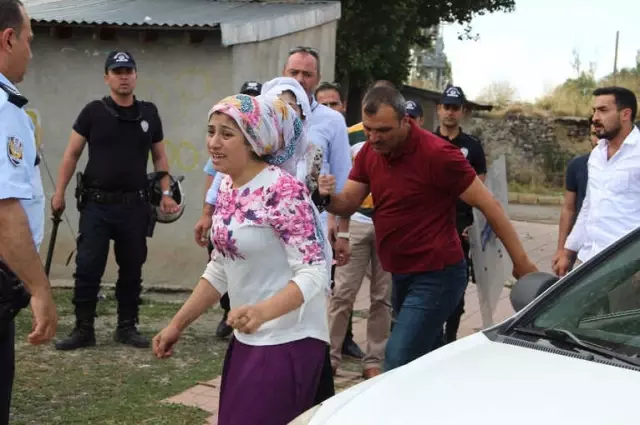 Çocuk Kavgasında Eline Taşı, Sopayı, Bıçağı Alan 100 Kişi Mahalleyi Savaş Alanına Çevirdi!
