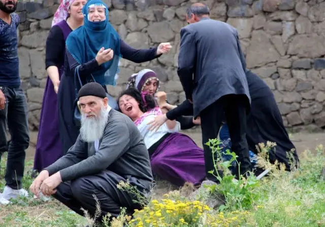 Çocuk Kavgasında Eline Taşı, Sopayı, Bıçağı Alan 100 Kişi Mahalleyi Savaş Alanına Çevirdi!