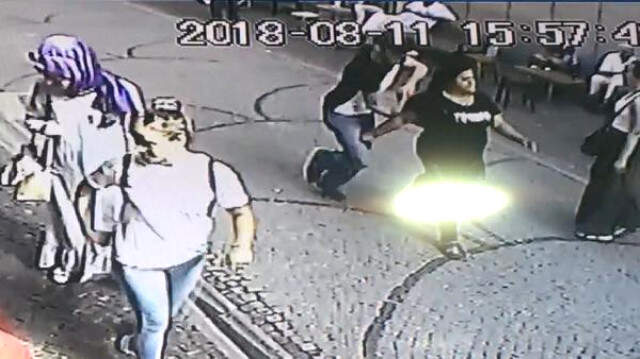 Kocaeli'de, Cani Genç Tartıştığı Sevgilisini Sokak Ortasında Sırtından Böyle Bıçakladı Kocaeli'de, Cani Genç Tartıştığı Sevgilisini Sokak Ortasında Sırtından Böyle Bıçakladı