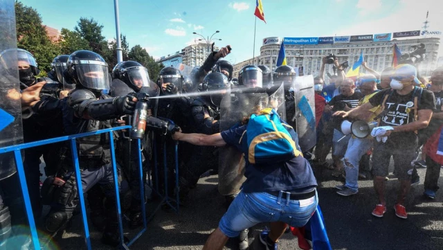 Romanya'da Hükümetin İstifasını İsteyen Binlerce Kişi Sokaklarda