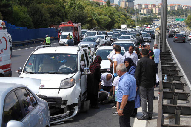 Son Dakika! FSM Girişinde Zincirleme Kaza: 2 Şerit Trafiğe Kapatıldı! FSM Girişinde Zincirleme Kaza: 2 Şerit Trafiğe Kapatıldı!
