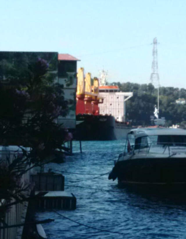 Boğaz'da Büyük Tehlike! Yalılara Doğru Sürüklenen Gemi Son Anda Durdu Boğaz'da Büyük Tehlike! Yalılara Doğru Sürüklenen Gemi Son Anda Durdu
