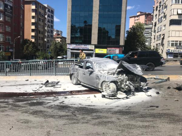 Kadıköy'de Akıl Almaz Kaza: Bariyerlerden Fırlayan Demir Başka Bir Araca Saplandı
