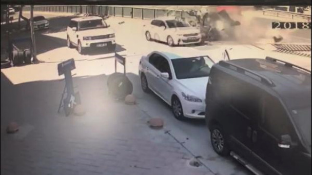 Kadıköy'de Akıl Almaz Kaza: Bariyerlerden Fırlayan Demir Başka Bir Araca Saplandı