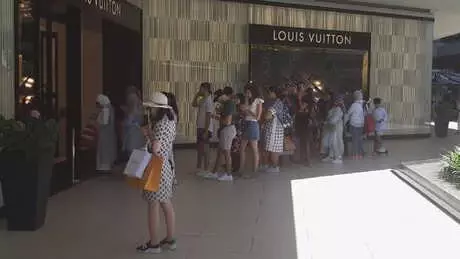 Turistler, AVM'lerdeki Lüks Mağazalara Akın Etti