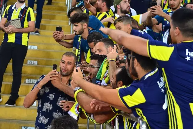 Fenerbahçe Başkanı Ali Koç, Milli Atlet Ramil Guliyev'e Plaket Verdi