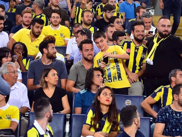 Fenerbahçe Başkanı Ali Koç, Milli Atlet Ramil Guliyev'e Plaket Verdi