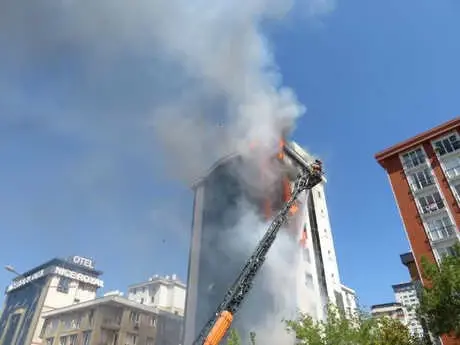 Ataşehir'de, 9 Katlı Plazada Yangın Çıktı!