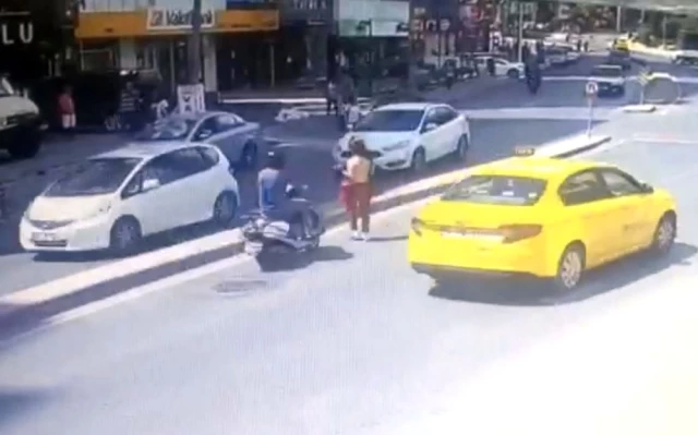 Motosikletiyle Çarptığı Kadının Kafatasını Kırdı! Kaza anı saniye saniye kaydedildi