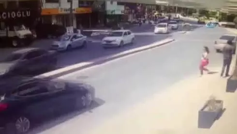 Motosikletiyle Çarptığı Kadının Kafatasını Kırdı! Kaza anı saniye saniye kaydedildi