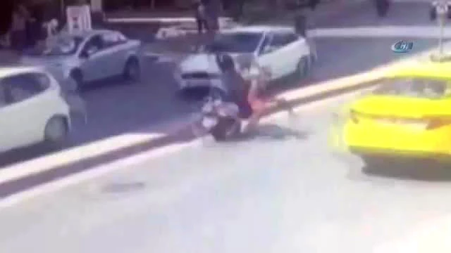 Motosikletiyle Çarptığı Kadının Kafatasını Kırdı! Kaza anı saniye saniye kaydedildi