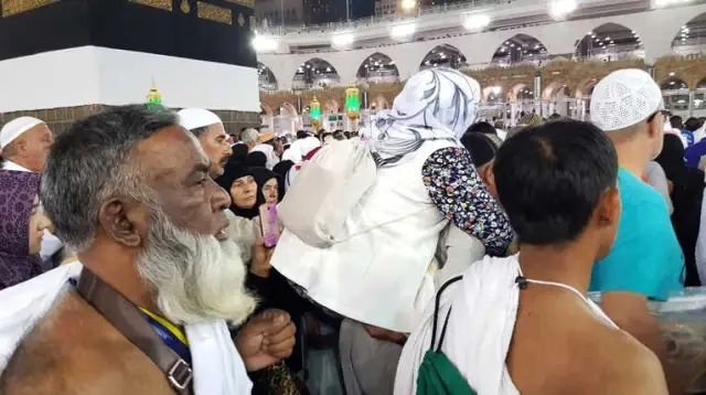 70 Yaşındaki Annesini Kabe'de 1 Saat Sırtında Taşıdı
