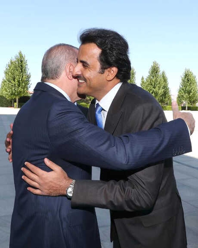 Katar Emiri Şeyh Temim Bin Hamed Al Sani <a class='keyword-sd' href='/bestepe/' title='Beştepe'>Beştepe</a>'de! Erdoğan, Sarılarak Karşıladı