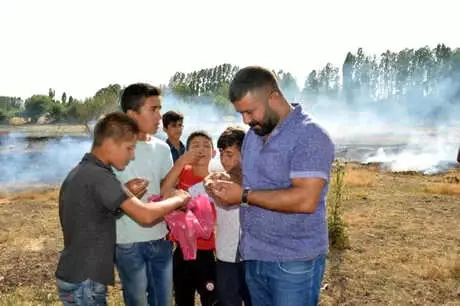 Van'da Vatandaşlar Kendiliğinden Yanan Toprak Üzerinde Balık Pişirdiler