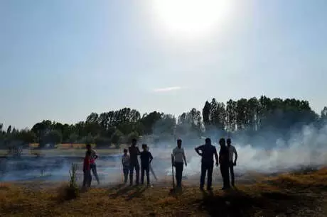 Van'da Vatandaşlar Kendiliğinden Yanan Toprak Üzerinde Balık Pişirdiler