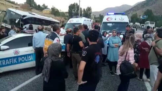 AK Parti Üyelerini Taşıyan Otobüsle Otomobil Çarpıştı: 5 Ölü, 12 Yaralı