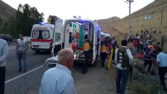 AK Parti Üyelerini Taşıyan Otobüsle Otomobil Çarpıştı: 5 Ölü, 12 Yaralı