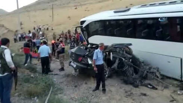 AK Parti Üyelerini Taşıyan Otobüsle Otomobil Çarpıştı: 5 Ölü, 12 Yaralı