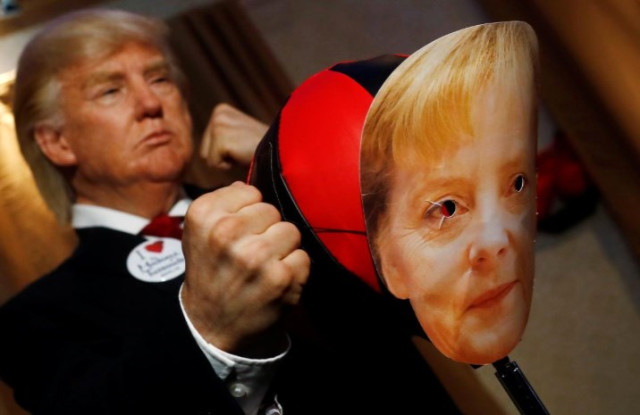 Almanya'da, ABD Başkanı Trump'ın Merkel'e Yumruk Attığı Poz Sergilendi