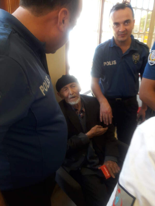 Polisin Dikkati Yaşlı Adamı Dolandırılmaktan Kurtardı Polisin Dikkati Yaşlı Adamı Dolandırılmaktan Kurtardı