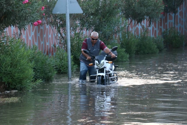 Adana'da Taşan Sulama Kanalı Sürücülerin Kabusu Oldu! Karayolu Kapatıldı, Araçlar Mahsur Kaldı
