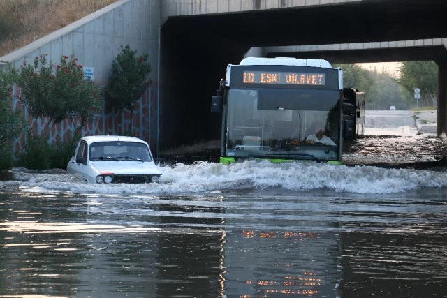 Adana'da Taşan Sulama Kanalı Sürücülerin Kabusu Oldu! Karayolu Kapatıldı, Araçlar Mahsur Kaldı