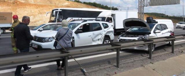 TEM'de Zincirleme Kaza! 5 Araç Birbirine girdi, 2 Kişi Yaralandı