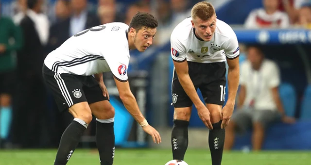 Alman Yıldız Toni Kroos: Mesut Özil, Milli Takımda Irkçılık Olmadığını İyi Biliyor