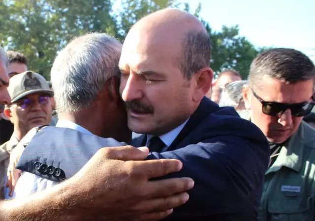 Sözün Bittiği Yer! Şehit Babası, Bakan Soylu'ya Sarıldı: İntikamlarını Alın